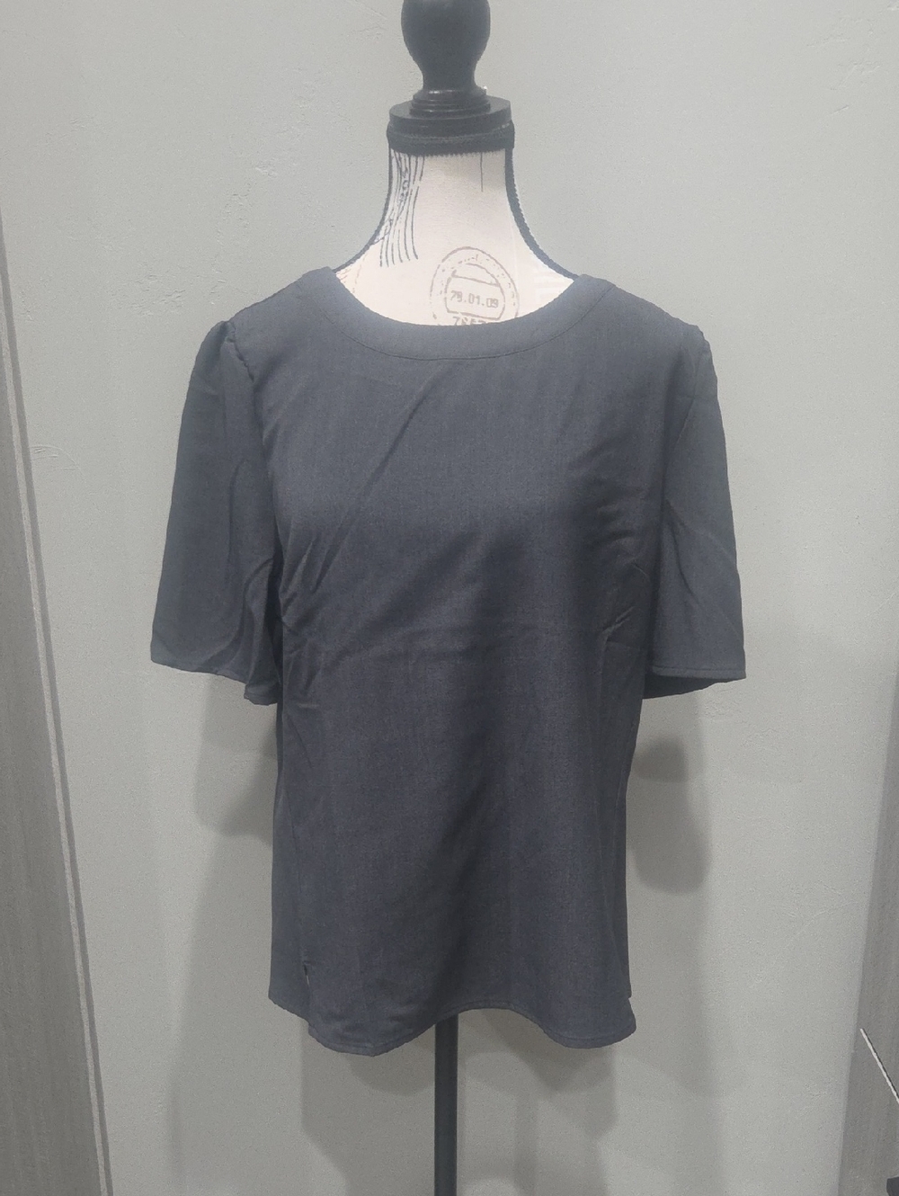 Liz Claiborne Short Sleeve Crew Neck Shirt in Charcoal Gray